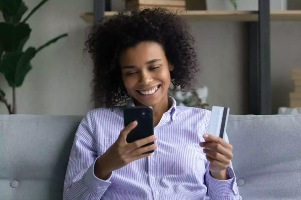 žena s mobilným telefónom